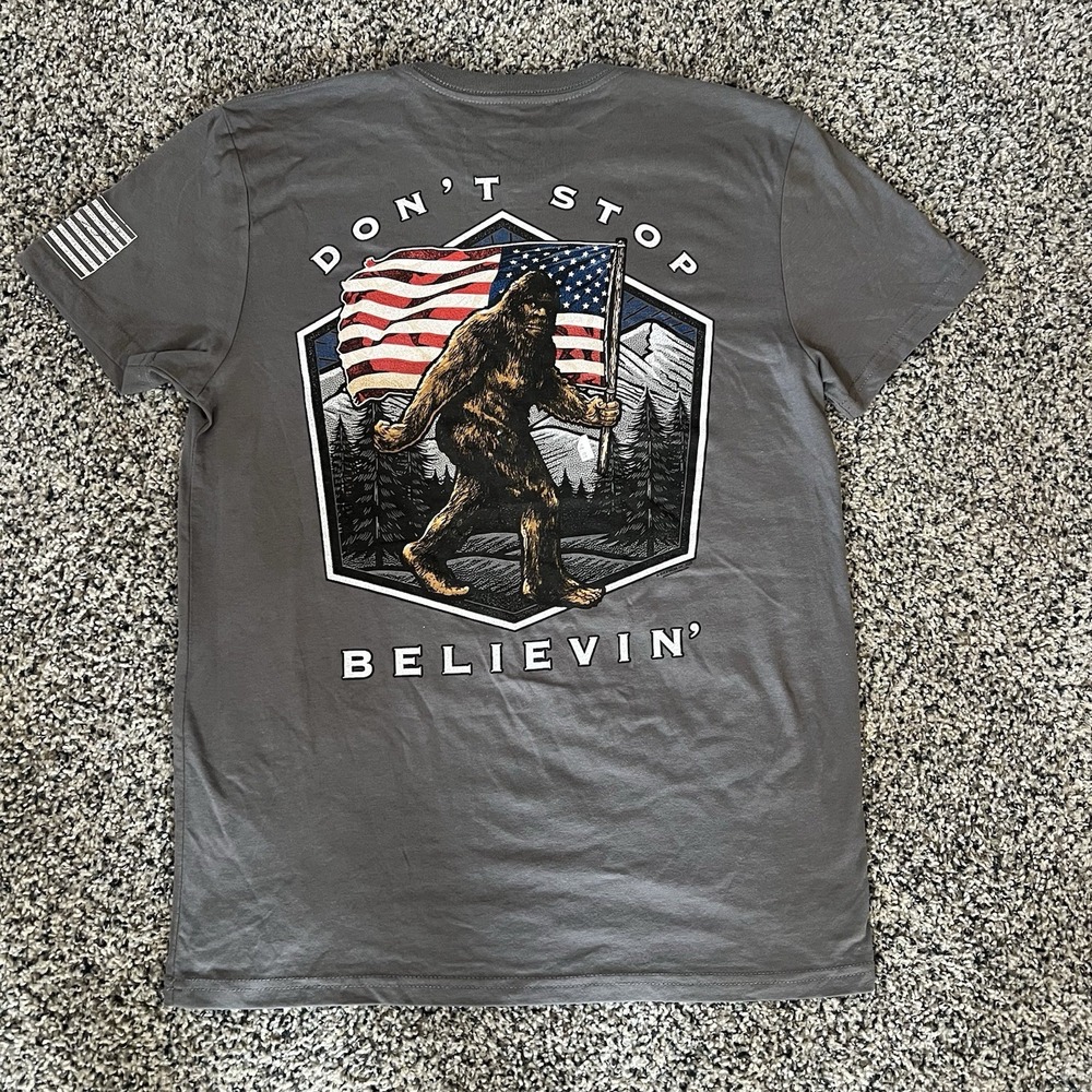 Bigfoot Sasquatch -‎ American Flag forest  Patriotic T-Shirt, gift  size medium